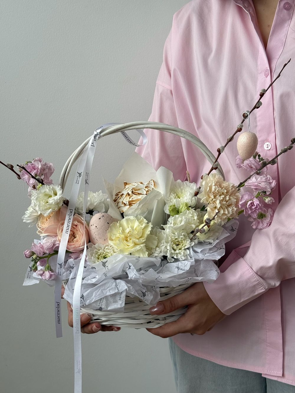 Корзина пасхальная в нежных оттенках. Кулич 130 гр