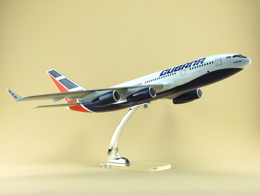 Модель самолета Ил-96-300 (М1:100, CUBANА)