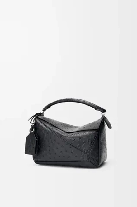 Loewe Маленькая сумка Puzzle Featherlight из страусиной кожи, черный