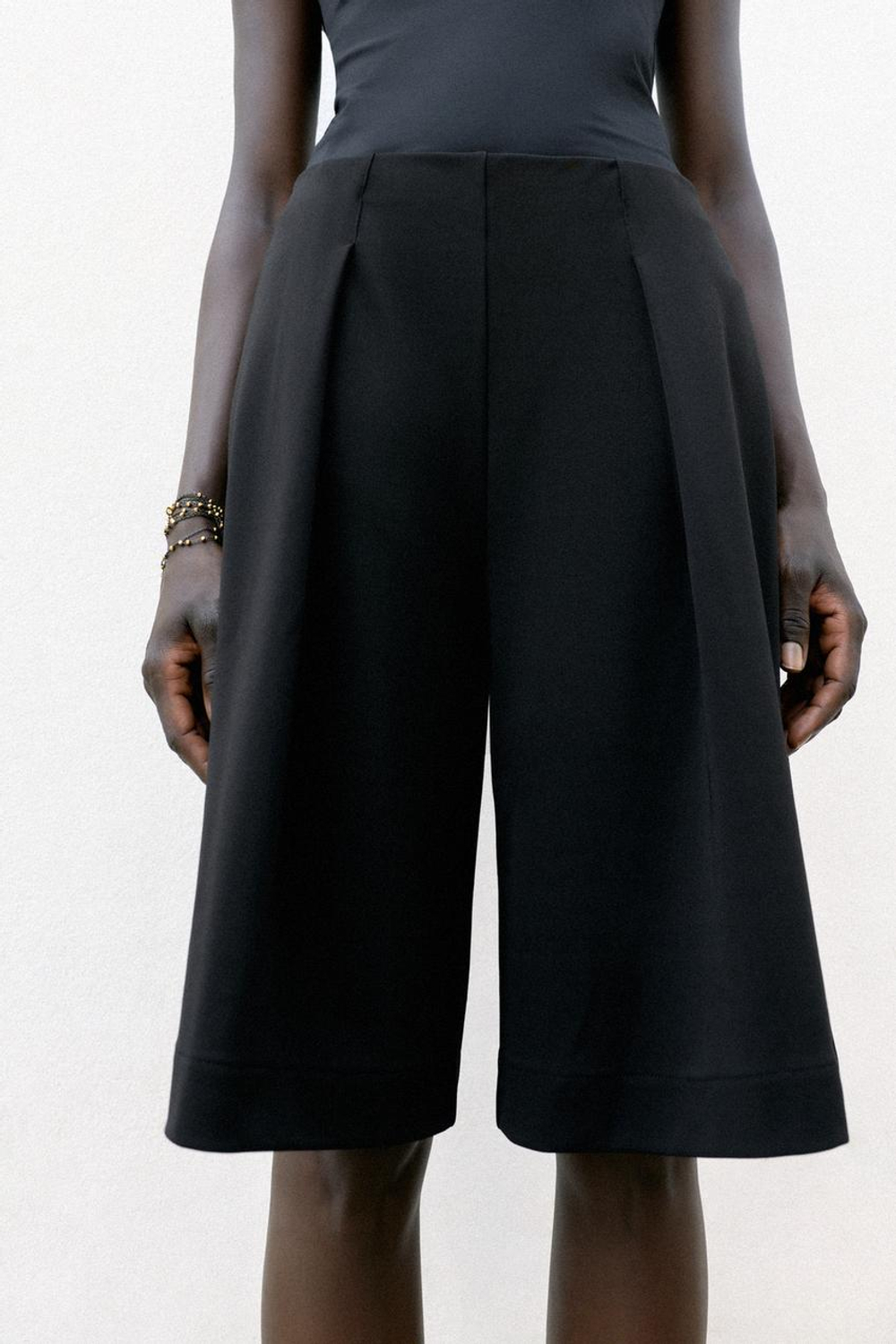ZARA ШОРТЫ СО СКЛАДКАМИ, ЧЕРНЫЙ