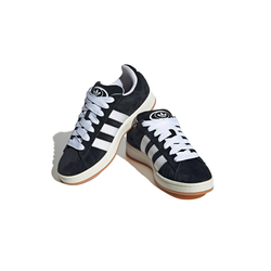 alt="Кроссовки adidas Campus 00s арт. HQ8708 с черным замшевым верхом, белыми полосками и широким язычком вид спереди"