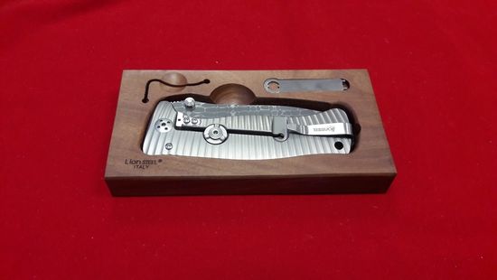 Складной нож Lion Steel "SR-1 ORIGINAL" L/SR1DI G c клинком из стали Damasteel, рукоять титан