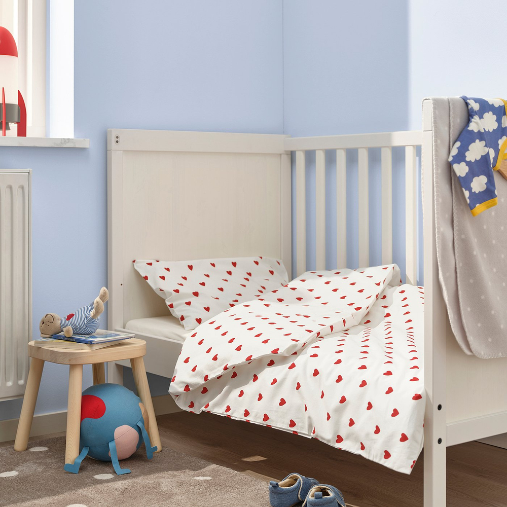 IKEA BARNDRÖM  (ИКЕА БАРНДРЁМ)  -  Пододеяльник и наволочка для кроватки - узор сердце/бело-красный 110х125/35х55 см