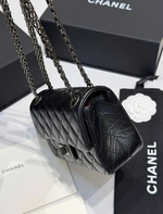 Маленькая чёрная сумка Chanel 2.55 Reissue премиум класса, вид сбоку