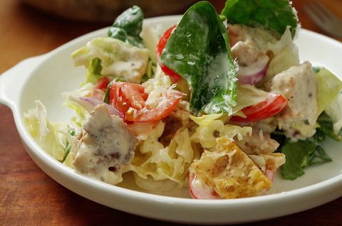 Салат с сухарями и домашним соусом. Готовимся в Новому году!