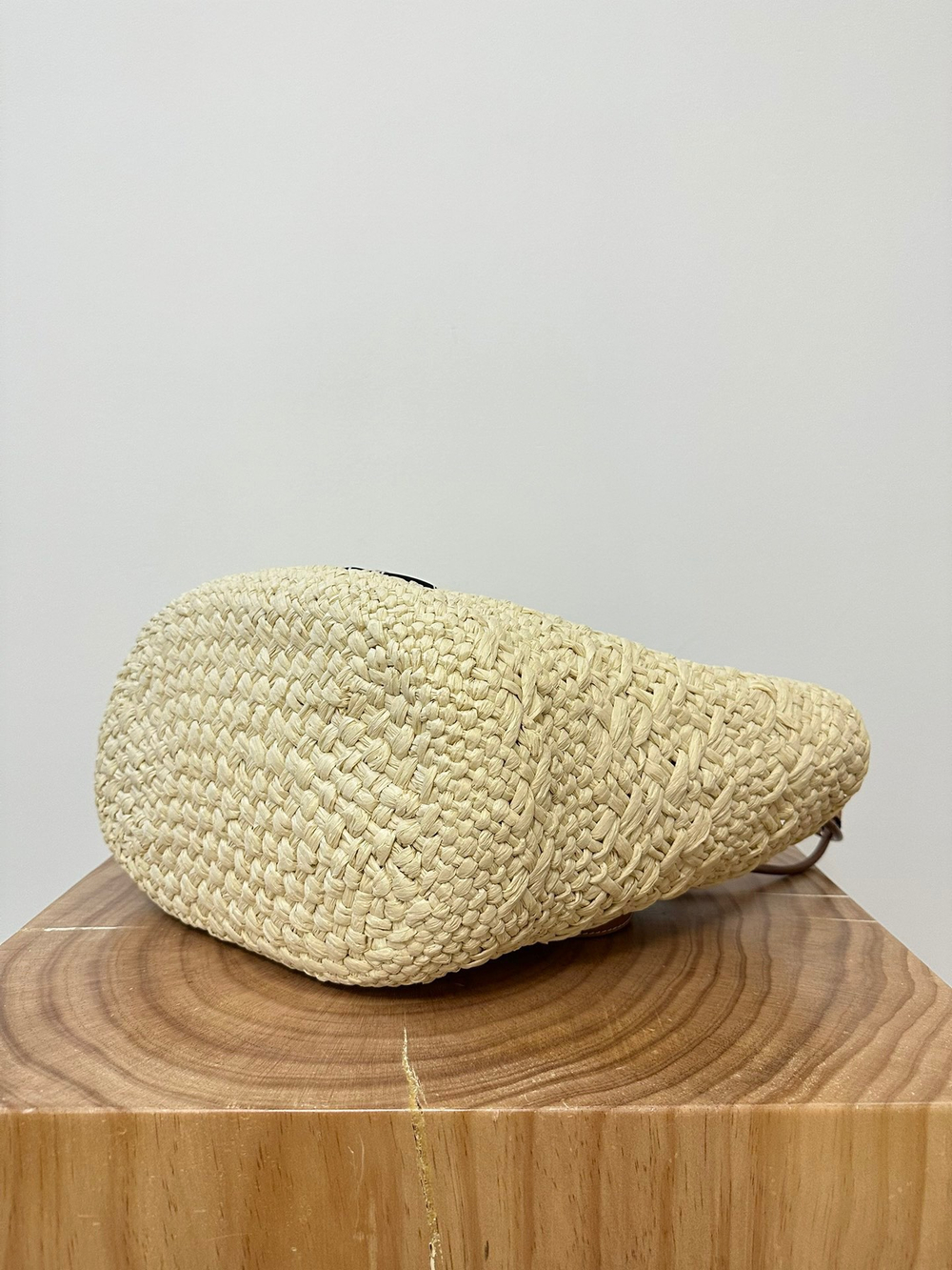 Сумка Anagram Basket Large, коричневая отделка — фото 9