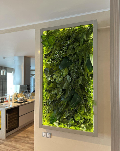 Панно из искусственного мха и растений.