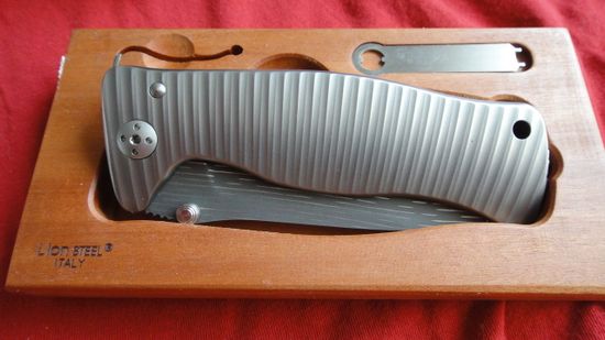 Складной нож Lion Steel "SR-1 ORIGINAL" L/SR1DS G c клинком из стали Damasteel, рукоять титан