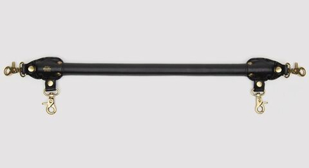 Черная распорка для ног Bound to You Faux Leather Spreader Bar - 50,8 см.