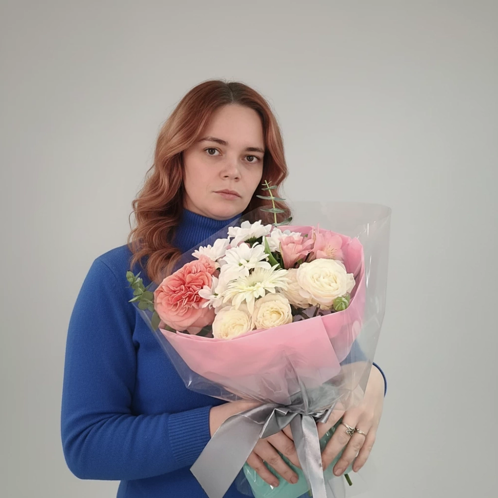 Букет с розой розового цвета, белой герберы, кустовой розы и хризантем.