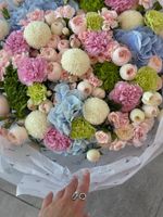 Букет из гортензии, хризантемы, кустовых пионовидных роз и динатусов