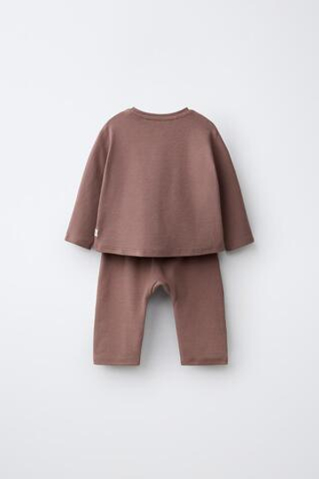 ZARA КОМПЛЕКТ ИЗ ФУТБОЛКИ И БРЮК-ДЖОГГЕРОВ, КОРИЧНЕВЫЙ
