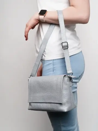 Сумка кожаная на плечо.
