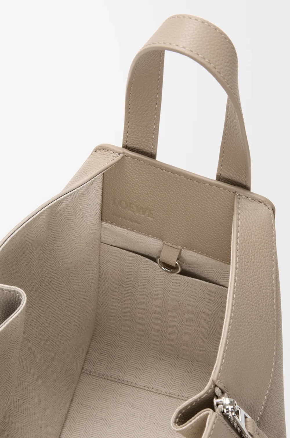 Loewe Компактная сумка Hammock из мягкой зернистой телячьей кожи, цвет глины
