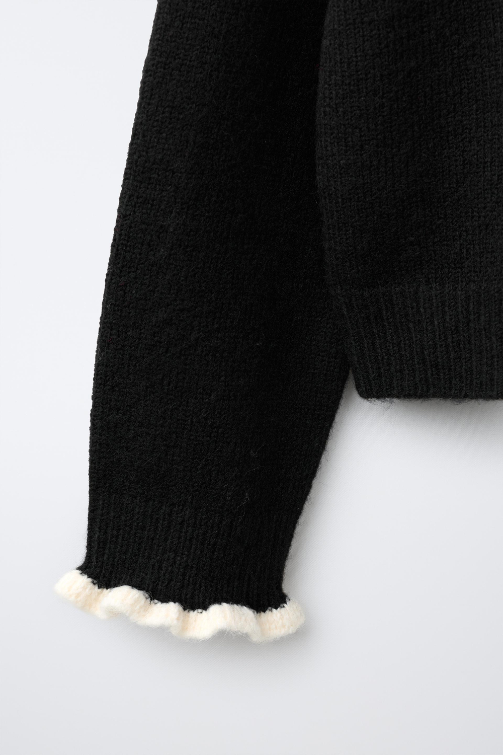 ZARA КАРДИГАН С КОНТРАСТНЫМИ ОБОРКАМИ, ЧЕРНЫЙ