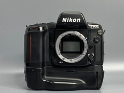 Nikon F90X + MB-10
