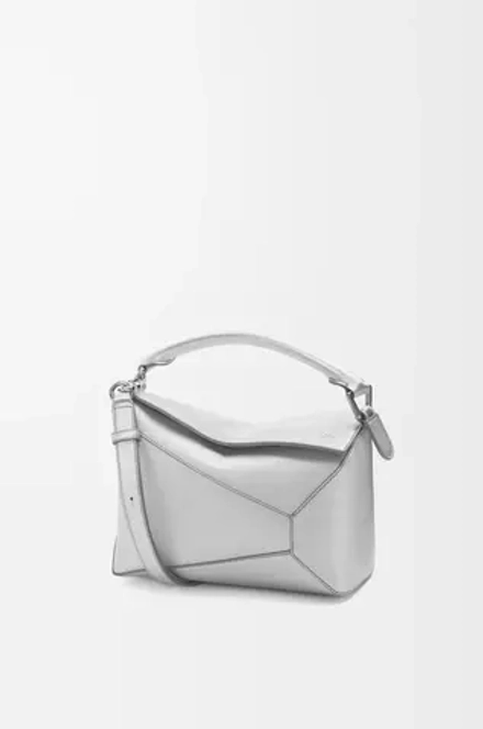 Loewe Маленькая сумка Puzzle Edge из ламинированной овечьей кожи, серебряный