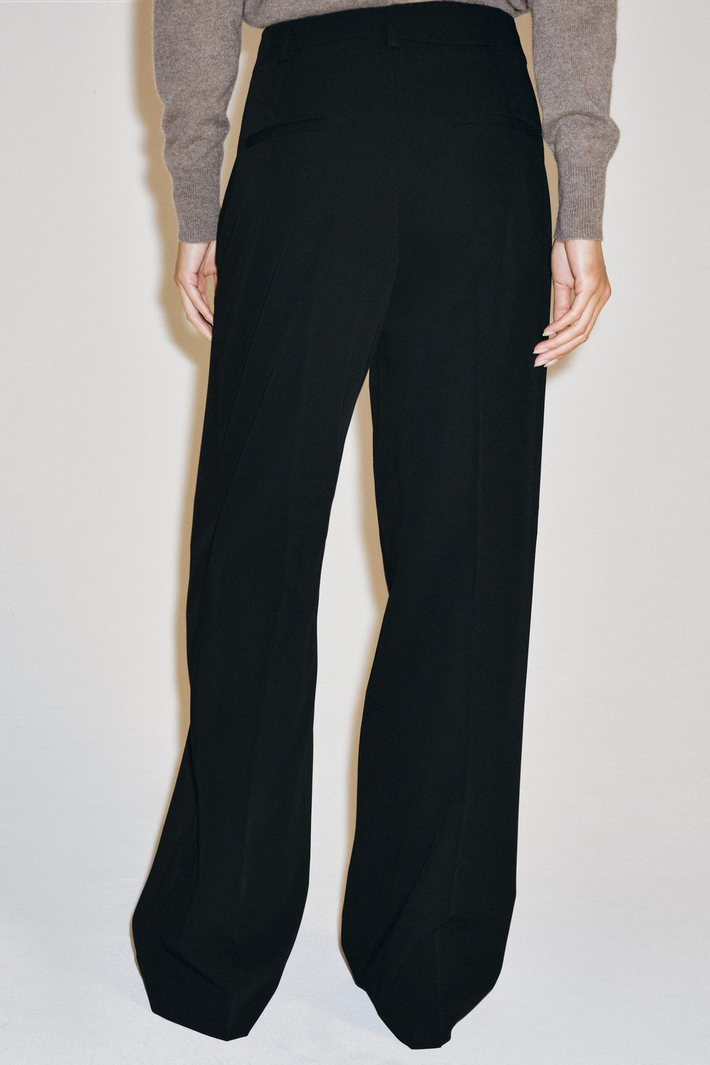 ZARA БРЮКИ С ПЕРЕДНИМИ ЗАЩИПАМИ — ZW COLLECTION, ЧЕРНЫЙ