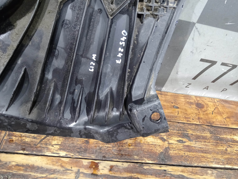 Пыльник переднего бампера правый Mercedes E-Class (W213) 16-нв Б/У Оригинал A2135202700