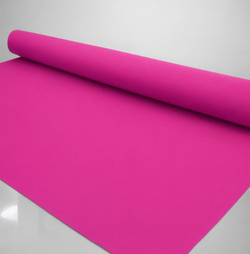 Раскатанный лист матовой пленки розовой при дневном свете: сочный hot pink без бликов