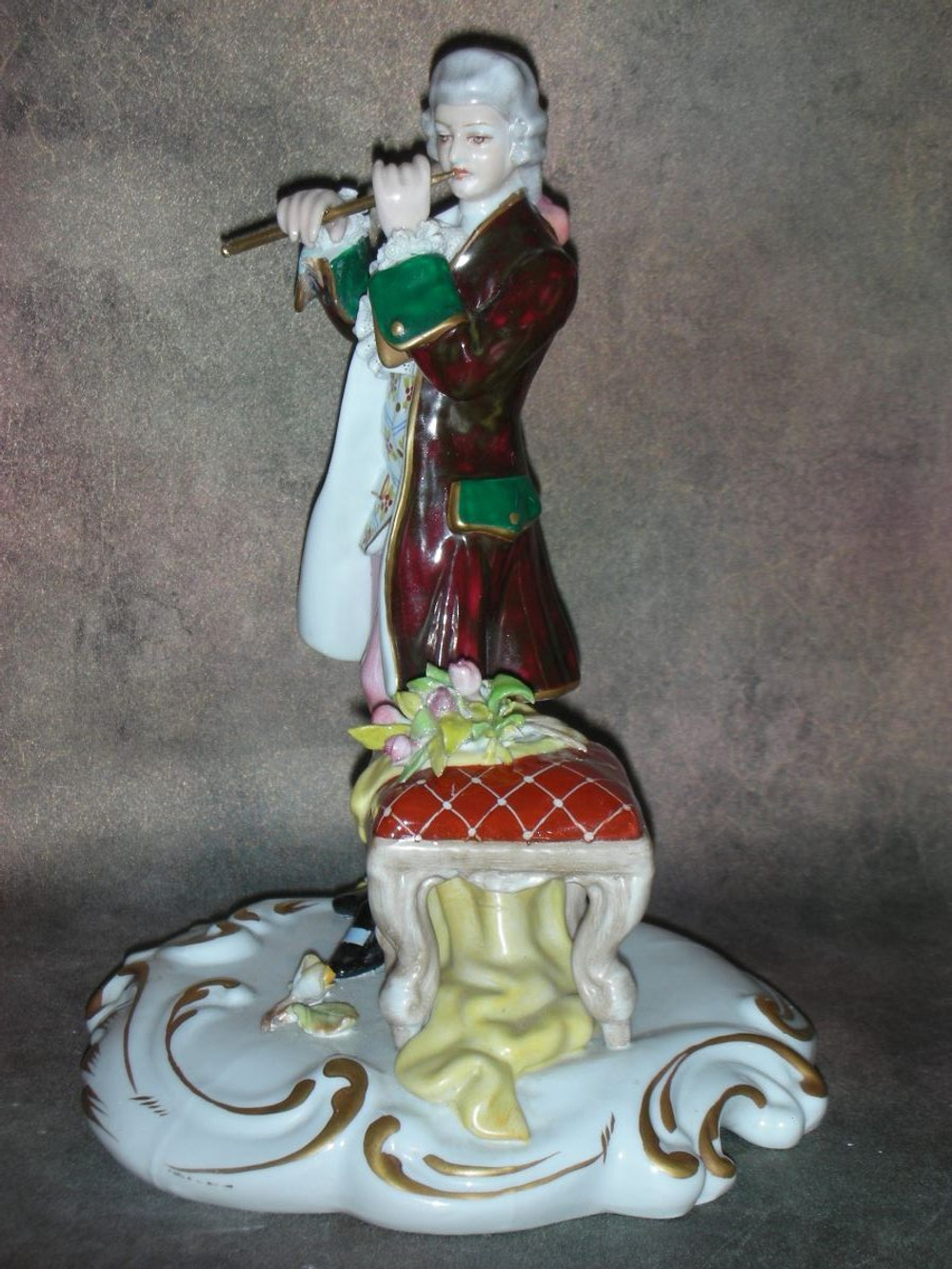 Статуэтка. Фарфор. Лорд играющий на флейте. Capodimonte. Италия