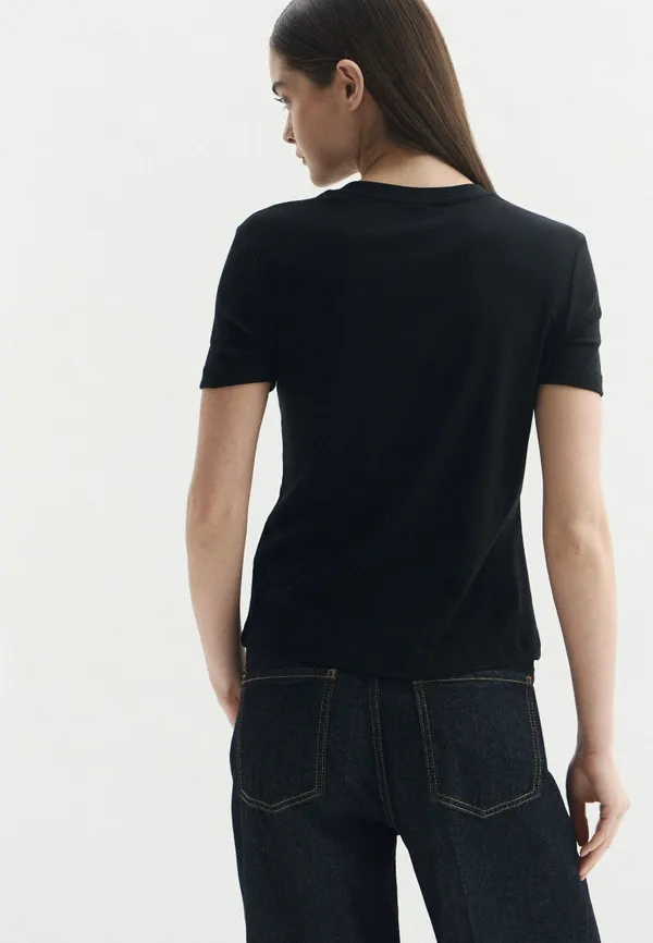 Футболка женская GUESS