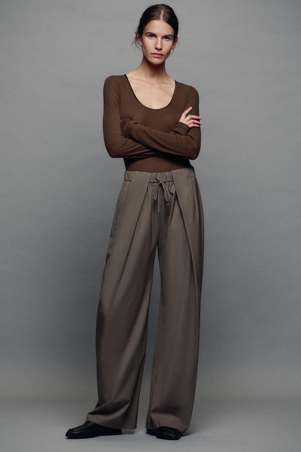 ZARA БРЮКИ СО СКЛАДКАМИ — ZW COLLECTION, СЕРО-КОРИЧНЕВЫЙ