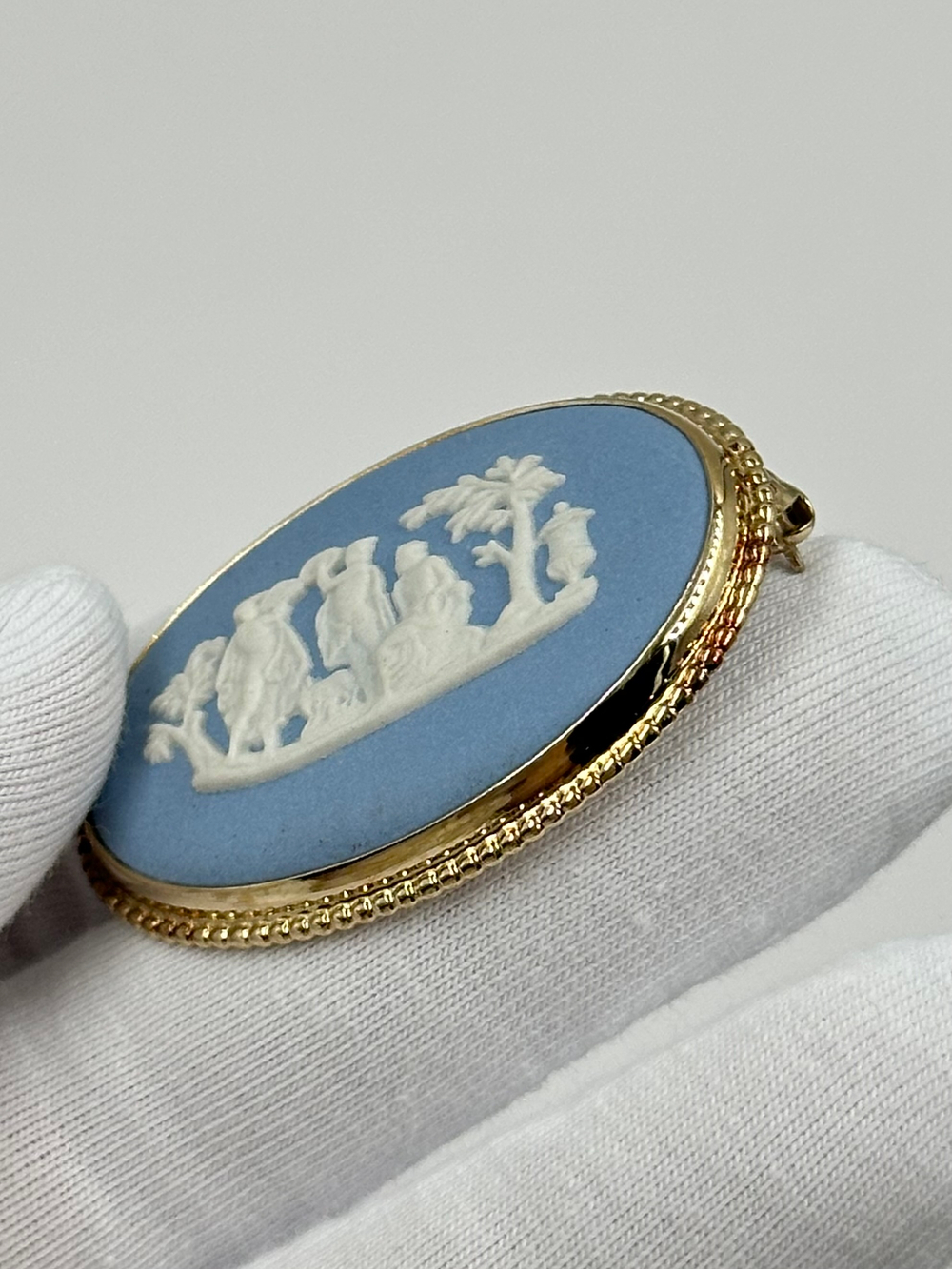 Брошь Wedgwood голубая