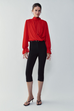 ТОП СО СБОРКАМИ И БАНТОМ НА СПИНЕ — ZARA