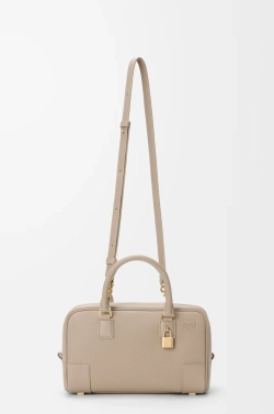 Loewe Сумка Amazona 23 из мягкой зернистой телячьей кожи, цвет глины