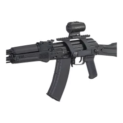 Прицел призматический Gaut Sapphire 1x18, HD, подсветка красная, Picatinny - вид три четверти, установлен на оружии
