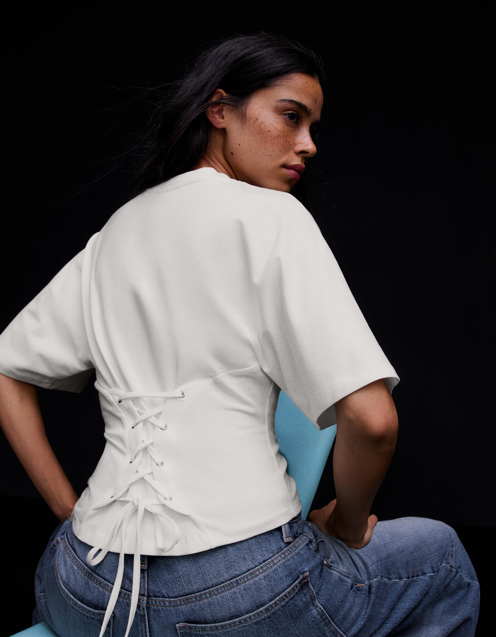 Женская футболка с корсетными деталями и короткими рукавами - BERSHKA