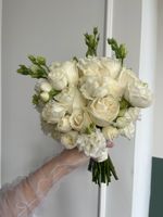 Свадебный букет из лизиантуса, кустовых пионовидных и одноголовых роз
