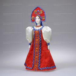 Сувенирная кукла в крестьянском наряде в двурогом кокошнике
