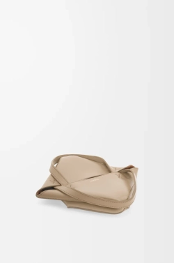 Loewe Мини-сумка Puzzle Fold из блестящей телячьей кожи, песочный