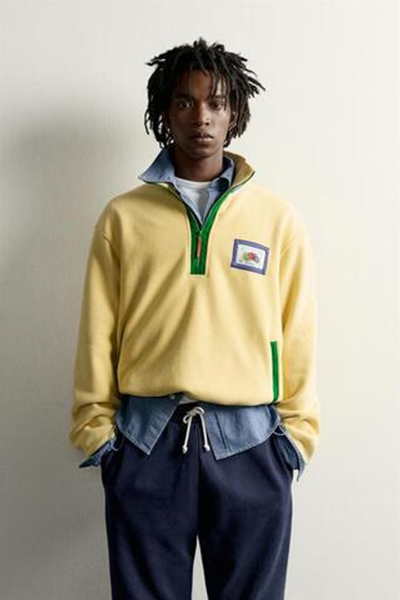 ZARA - FRUIT OF THE LOOM™ ФЛИСОВАЯ ТОЛСТОВКА С НАШИВКАМИ, ЖЕЛТЫЙ