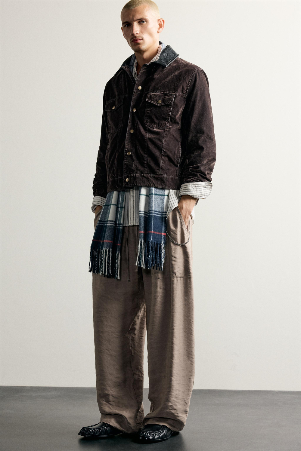 БРЮКИ RELAXED FIT ИЗ СТРУЯЩЕЙСЯ ТКАНИ — ZARA · 5247/301