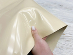 Лаковая кожа Vernissage Butter Milk в работе