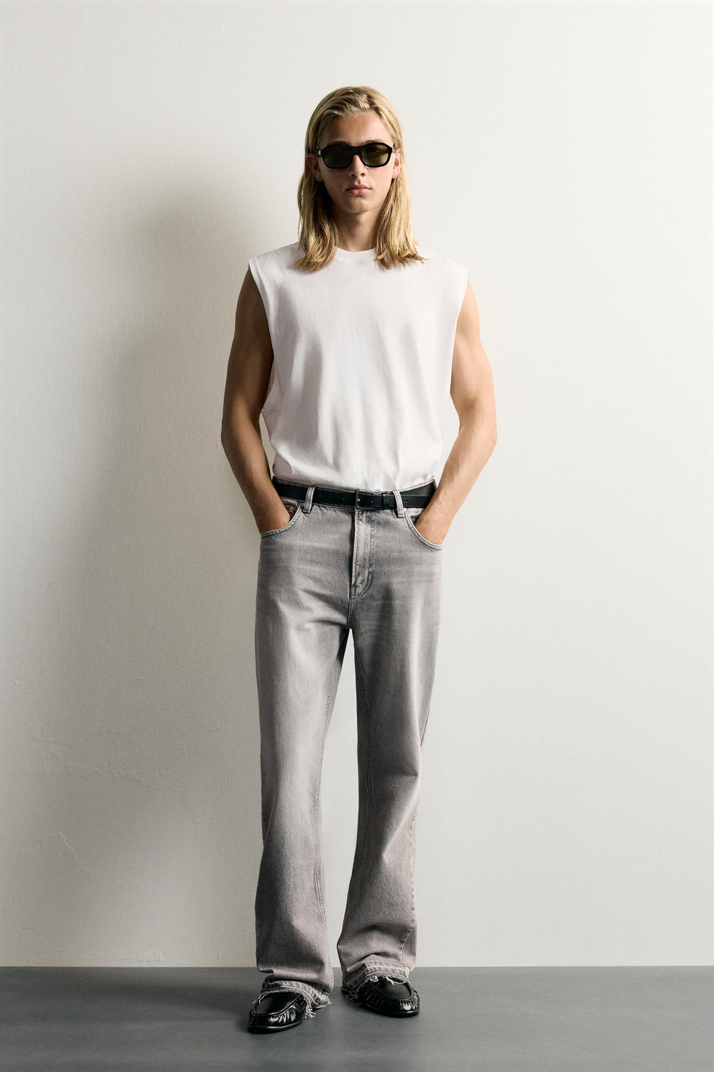 РАСКЛЕШЕННЫЕ ДЖИНСЫ С РАЗРЕЗАМИ — ZARA