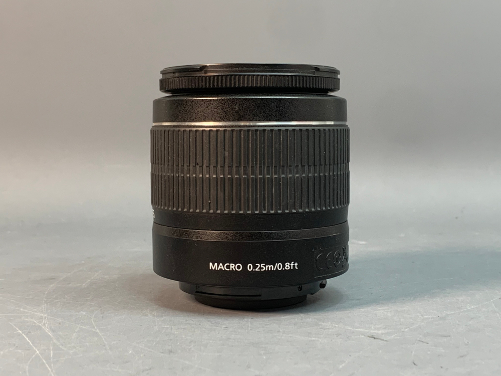 Canon 2000D Kit 18-55mm 3.5-5.6 III 5.500 кадров