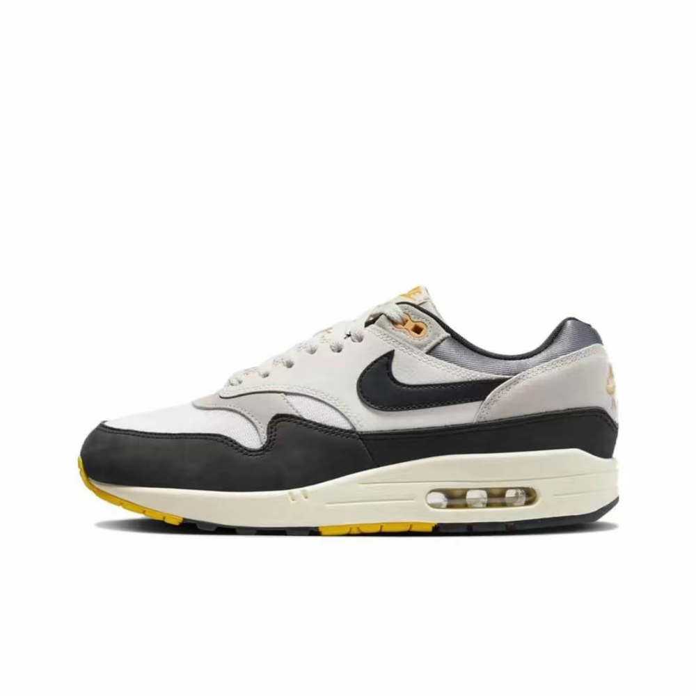 alt="Nike Air Max 1 Athletic Department FN7487-133 белые с серыми и желтыми акцентами вид сбоку на белом фоне"
