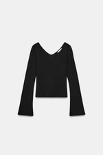 ФУТБОЛКА В РУБЧИК С V-ОБРАЗНЫМ ВЫРЕЗОМ — ZARA