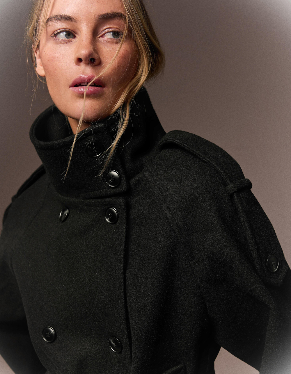 Женский тренч soft touch с воротником-стойкой - BERSHKA