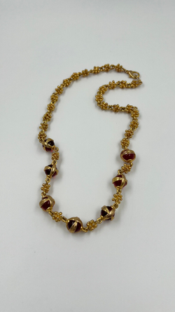 Цепь с красными вставками