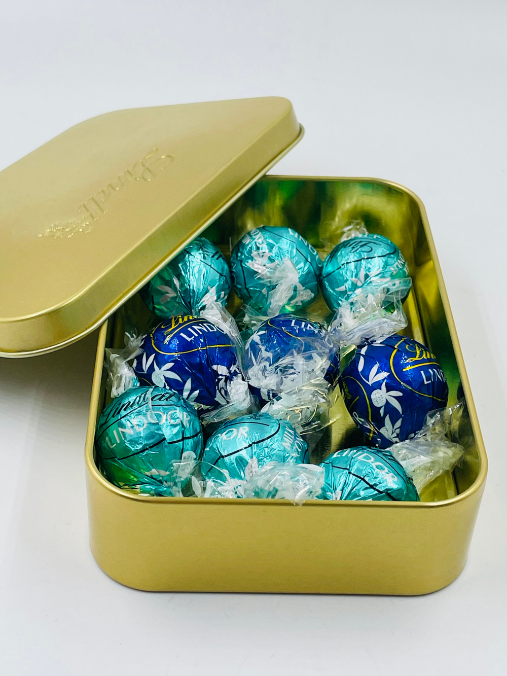 Набор шоколадных конфет Lindt LINDOR в подарочной жестяной коробке, ассорти, 115 г