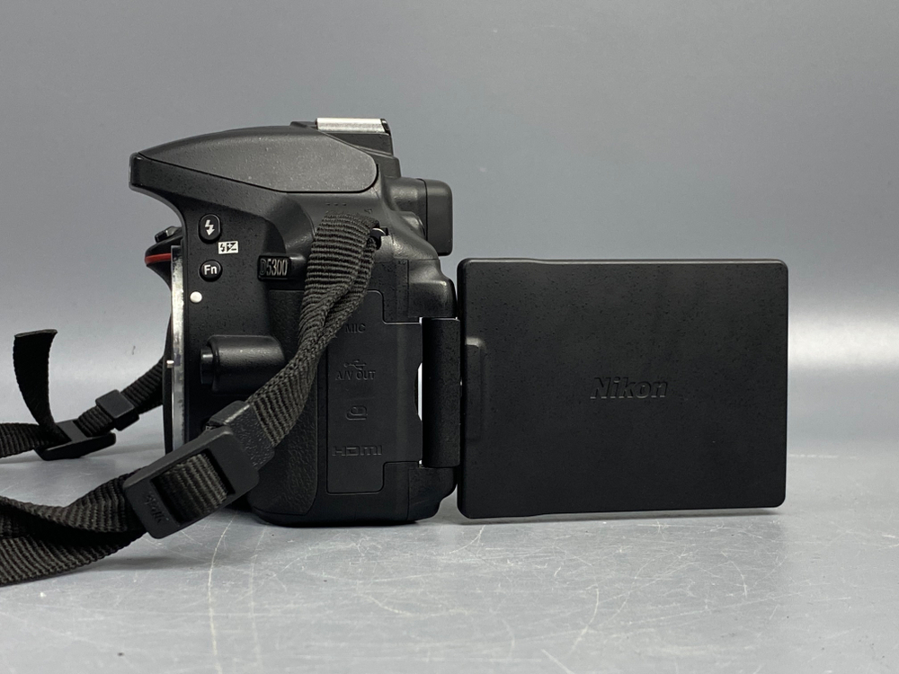 Nikon D5300 kit 18-55mm 3.5-5.6G VR 2.600 Кадров