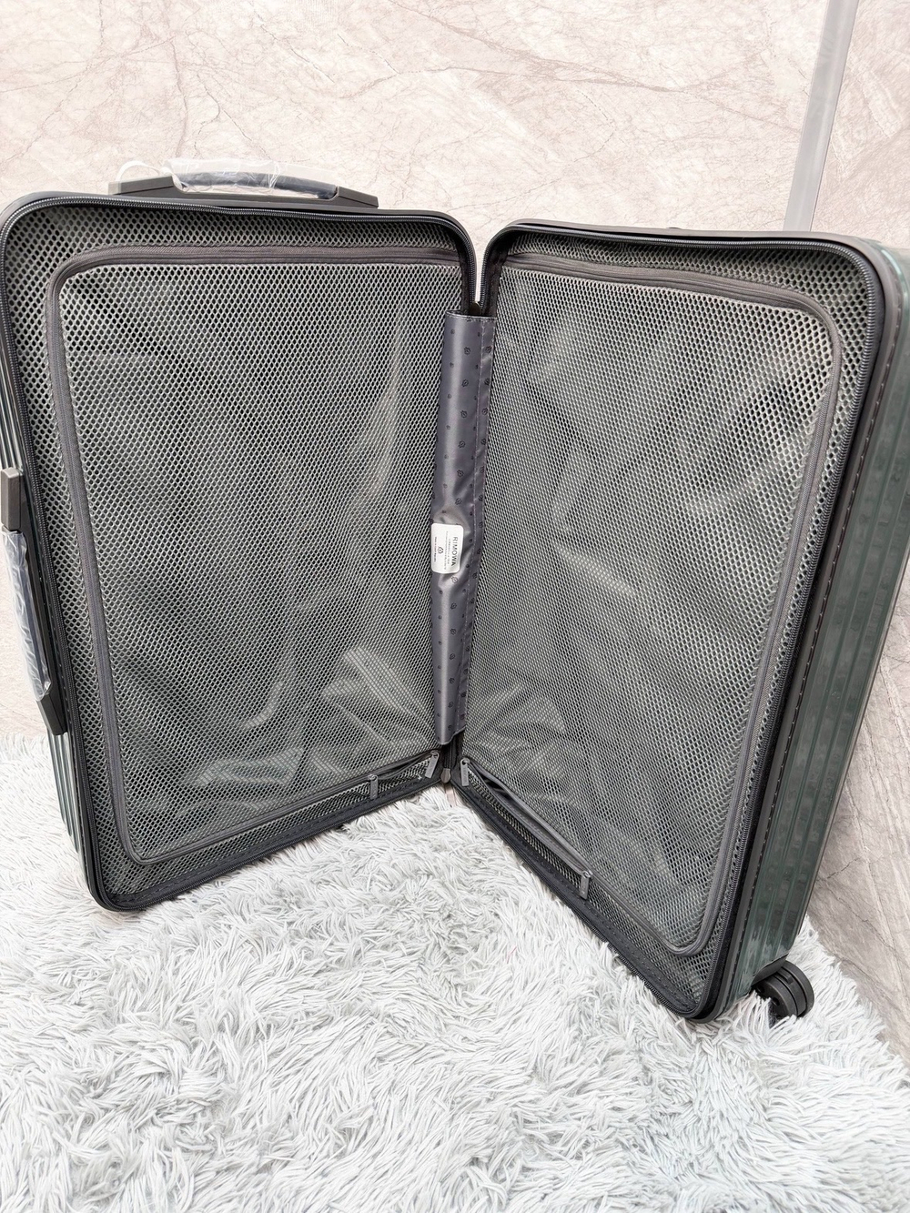 Дорожный чемодан Rimowa Essential Lite
