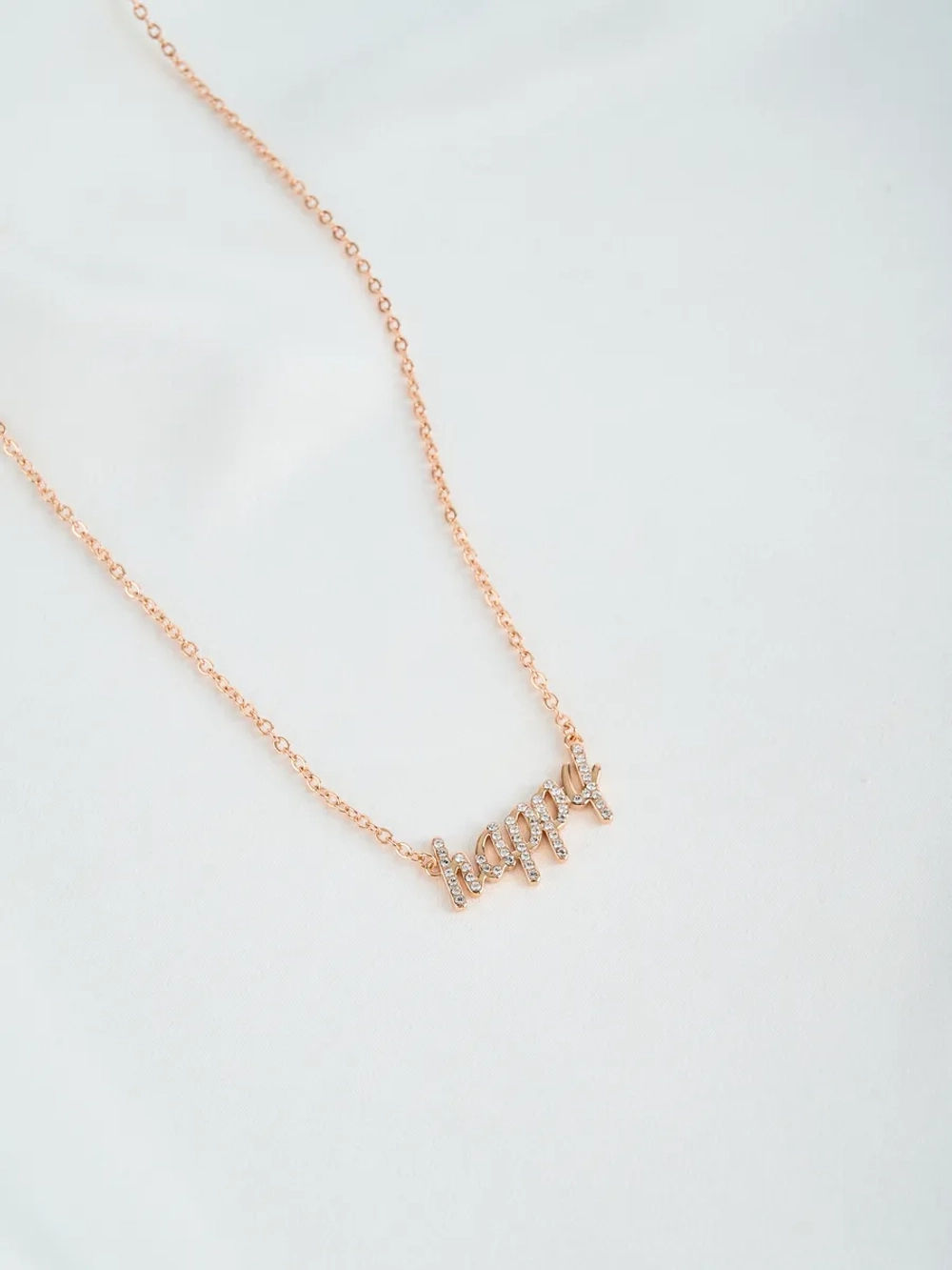 Тонкое колье-цепочка с подвеской-надписью Happy Счастливая со Swarovski в позолоте
